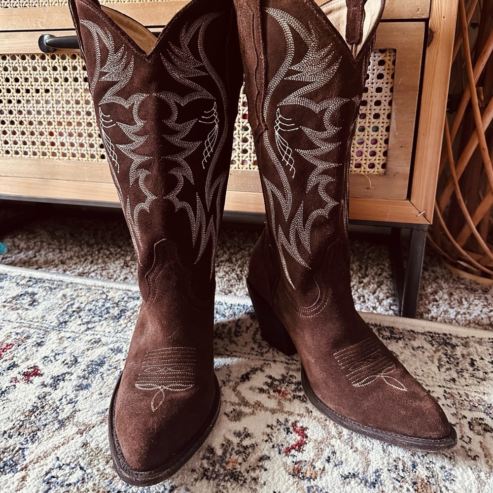 Super cute never worn idyllwind boots